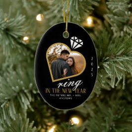 Eleganter Ring in der Neujahrsweihnacht der Verlob Keramik Ornament