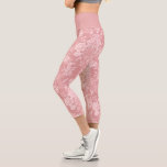 Eleganter romantischer Chic Floral Damask-Pastel P Capri Leggings<br><div class="desc">Elegantes,  Vintag inspiriert Blumendstaubdesign mit schicken,  monochromen hellen,  pastellrosa Blume,  grünen Rollen und Taschen von zarten Lakiebändern. Dieses Muster ist nahtlos und kann nach oben oder unten skaliert werden. Waistband Farbe kann angepasst werden.</div>