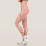 Eleganter Romantischer Chic Floral Damask Peach Capri Leggings<br><div class="desc">Elegantes,  Vintag inspiriert Blumendstaubdesign mit schick monochromen,  hellen und dunkelpastellfarbenen Blume,  grünen Rollen und Taschen von zarten Lakebändern. Dieses Muster ist nahtlos und kann nach oben oder unten skaliert werden. Waistband Farbe ist anpassbar.</div>