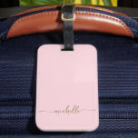 Eleganter rosa Goldkalligraphie-Script Monogram-Na Gepäckanhänger<br><div class="desc">Modernes, elegantes Monogramm Name Signature Script Custom Personalisiert Blush Pink Gepäcktasche Tag. Dieses zarte Design mit individuelle Name in einer kursiven Hand gezeichnet Swash Schwanz Schriftart Kalligraphie (oder Typografie) in Gold auf rot rosa oder Baby rosa Hintergrund. Diese sind einfach zu anpassen. Stilvolles Frauengeschenk für Hochzeiten, süße 16 Geburtstage, Brautparty,...</div>
