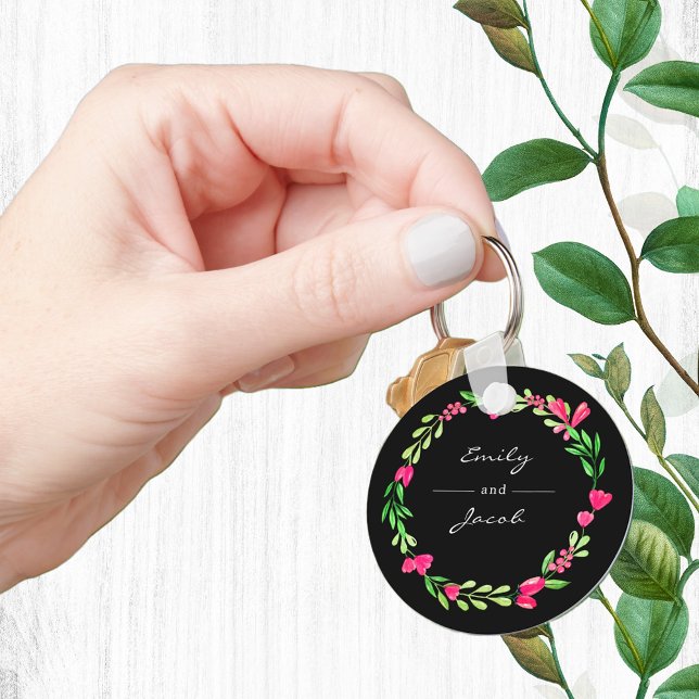 Eleganter rosafarbener Blumenreath Schwarzer Name  Schlüsselanhänger (Elegant Pink Floral Wreath Black Name of Couple Keychain)