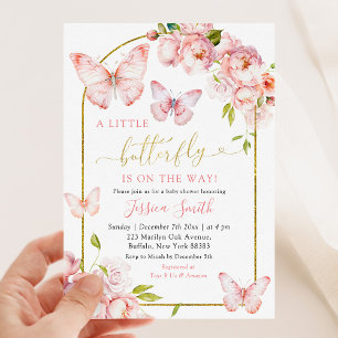 Eleganter rosafarbener Blütenschmetterling ist unt Einladung