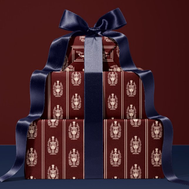 Eleganter roter Nussknacker  Geschenkpapier (Von Creator hochgeladen)