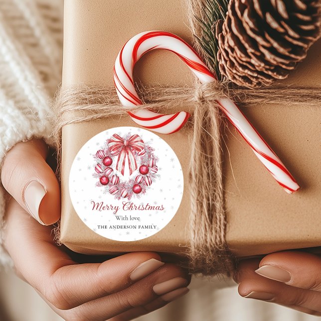 Eleganter roter weißer Weihnachtskranz  Runder Aufkleber (Red and white Christmas Wreath Round sticker)