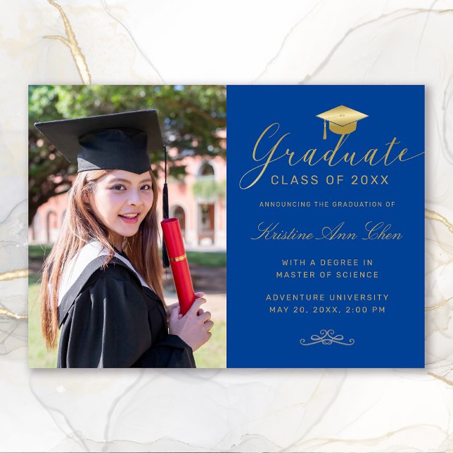Eleganter Royal Blue Gold Script Foto Abschluss Ankündigung (Elegant Royal Blue Gold Calligraphy Photo Graduation Announcement)