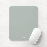 Eleganter Sage Green Personalisiert Name - Mousepad<br><div class="desc">Rüsten Sie Ihren Arbeitsplatz mit diesem eleganten und stilvollen Mousepad mit einem beruhigend grünen Hintergrund und Ihrem individuelle Name in sauberer, moderner Typografie. Dieses personalisierte Mousepad eignet sich sowohl für Zuhause als auch für Büroanwendungen und verleiht Ihrem Schreibtisch eine Touch von Eleganz und Individualität. Ein durchdachtes und funktionelles Geschenk für...</div>