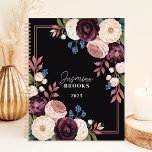 Eleganter Schwarz-Pflaume-Individuelle Name Planer<br><div class="desc">Dieses raffinierte Design zeigt eine atemberaubende Blumenstruktur mit reichhaltigem Pflaumenrot, Blüten, Creme und Marineblünen, gerahmt durch zartes Blattwerk auf einem schwarzen Hintergrund. Der personalisierte Name und das Jahr fügen eine raffinierte Touch hinzu, die es perfekt für Profis, Studierende oder alle, die zeitlose Eleganz Lieben. Ideal für die Organisation von Aufgaben,...</div>