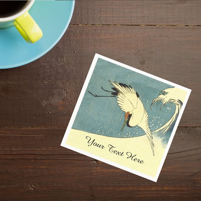 Eleganter Schwarz-weißer Kranich, der über die Oze Serviette (White crane bird flying over large ocean wave in blue sky on napkins.)