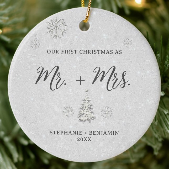 Eleganter Schwarz-weißer Kristall Unsere ersten We Keramik Ornament (our first christmas mr mrs winter wonderland black white newlywed couple photo ornament elegant chic)