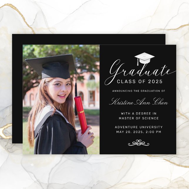 Eleganter Schwarz-weißer Script Cap Foto Abschluss Ankündigung (Elegant Black White Script Cap Photo Graduation Announcement)