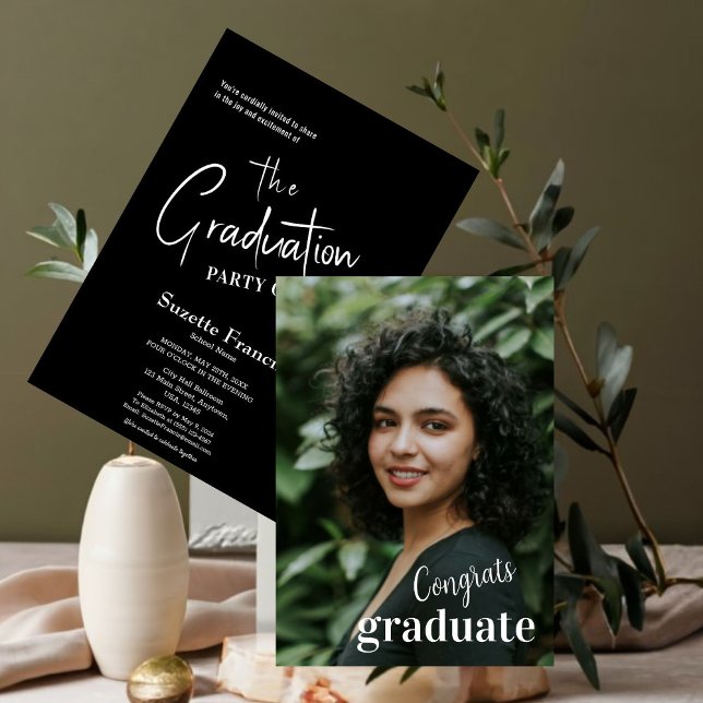 Eleganter Schwarz-weißer Script Typografy Abschlus Einladung (Announce your success in style with our elegant graduation invitations! )