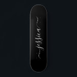 Eleganter Schwarz-weißer Skriptname Skateboard<br><div class="desc">Modernes,  mädchenhaftes Skateboard mit schwarzem Hintergrund und elegantem,  weißem Schriftzeichen. Personalisieren Sie mit Ihrem Namen.</div>