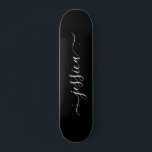 Eleganter Schwarz-weißer Skriptname Skateboard<br><div class="desc">Modernes,  mädchenhaftes Skateboard mit schwarzem Hintergrund und elegantem,  weißem Schriftzeichen. Personalisieren Sie mit Ihrem Namen.</div>