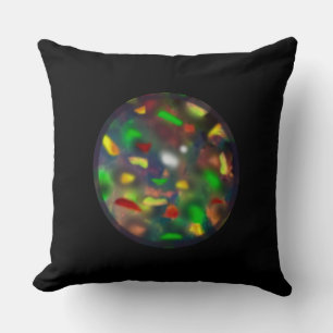 Eleganter schwarzer Opal-Schmuck auf Schwarz Kissen