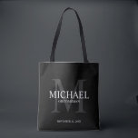 Eleganter Schwarzer Personalisierter Trauzeuge<br><div class="desc">Fügen Sie eine persönliche Touch zu Ihrer Hochzeit mit personalisierten Trauzeugen zu Tasche. Diese Tasche enthält den Namen des personalisierten Trauzeugen mit Titel und Hochzeitdatum in Weiß und Monogramm in Grau als Hintergrund,  im klassischen Serif Schriftart Stil,  auf schwarzem Hintergrund. Auch perfekt für Trauzeuge,  Brautvater,  Ringträger und mehr.</div>