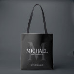 Eleganter Schwarzer Personalisierter Trauzeuge<br><div class="desc">Fügen Sie eine persönliche Touch zu Ihrer Hochzeit mit personalisierten Trauzeugen zu Tasche. Diese Tasche enthält den Namen des personalisierten Trauzeugen mit Titel und Hochzeitdatum in Weiß und Monogramm in Grau als Hintergrund,  im klassischen Serif Schriftart Stil,  auf schwarzem Hintergrund. Auch perfekt für Trauzeuge,  Brautvater,  Ringträger und mehr.</div>