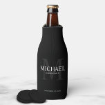 Eleganter Schwarzer Personalisierter Trauzeuge Flaschenkühler<br><div class="desc">Fügen Sie cooler eine persönliche Touch zu Ihrer Hochzeit mit personalisierten Trauzeugen Flasche. Diese Flasche cooler zeigt den Namen des personalisierten Trauzeugen mit Titel und Hochzeitdatum in weiß und monogramm in grau als Hintergrund,  in klassischem Serif-Schriftart-Stil,  auf schwarzem Hintergrund. Auch perfekt für Trauzeuge,  Brautvater,  Ringträger und mehr.</div>