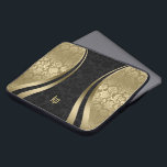 Eleganter schwarzer und goldener Damaskus Laptopschutzhülle<br><div class="desc">Elegante Goldtöne und Vintage schwarze Blumengestauke kombiniert mit goldenen Akzenten dynamischer Linien und anpassbarem Monogramm.</div>