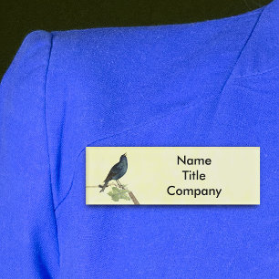 Eleganter schwarzer Vogel Zweig Blätter Raupe Namenschild