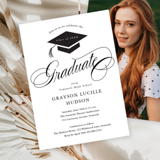 Eleganter Script Calligraphy Foto Abschluss Einladung (Simple black and white elegant script photo graduation invitation announcement.)