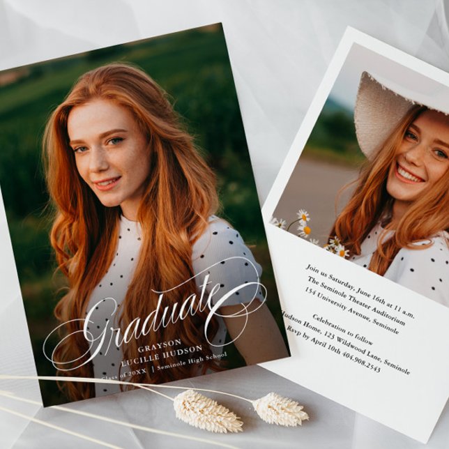 Eleganter Script Calligraphy Foto Abschluss Einladung (Elegant Graduate Script Calligraphy 2 Photo Graduation Invitation Announcement Card.)
