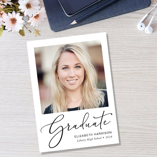 Eleganter Script-Foto-Abschluss Ankündigung (An elegant photo graduation announcement to celebrate the graduate's achievements)