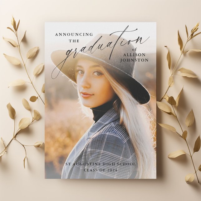 Eleganter Script-Foto-Abschluss Einladung (Elegant Handwritten Script 2 Photo Graduation Invitation Announcement.)