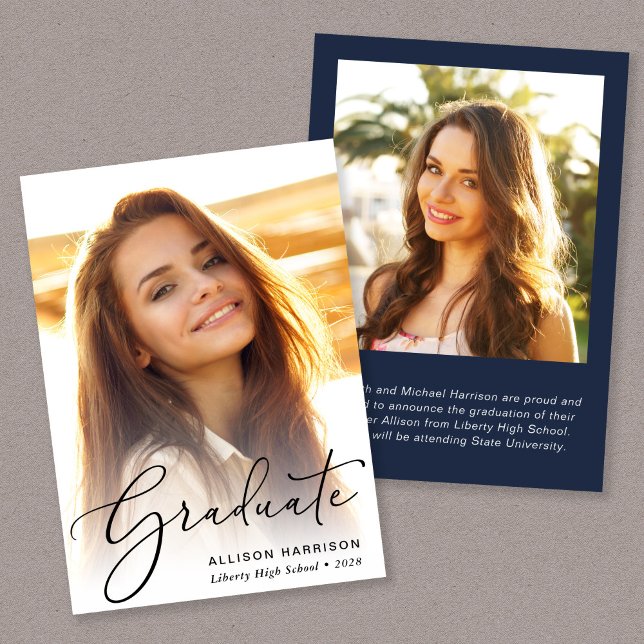 Eleganter Script-Foto Blue Abschluss Ankündigung (An elegant photo graduation announcement to celebrate the graduate's achievements)