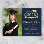 Eleganter Script Foto Blue Gold Abschluss Dankeskarte<br><div class="desc">Moderne dunkelblaue Abschluss Dankeschön-Karte mit "Class of" in einer hellen Goldillustrierung des Lorbeerkranzes mit einem Graduierungspapier und Diplom,  ein Foto des Absolventen,  "Danke" in einem eleganten,  hellen goldenen Drehbuch,  und eine individuelle Danksagung und den Namen des Absolventen in hellen Goldtypografie.</div>