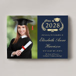 Eleganter Script Foto Blue Gold Uni-Abschluss Ankündigung<br><div class="desc">Moderne,  dunkelblaue Uni-Abschluss-Ankündigung mit "Class of" in einer hellen goldenen Illustration des Lorbeerkranzes mit einem Grade Cap Topper und Diplom,  einem Foto des Absolventen und ihrem Namen in einem eleganten,  hellen Goldskript. Fügen Sie ihre Schule,  Hauptfach,  Ehren oder künftige Pläne.</div>