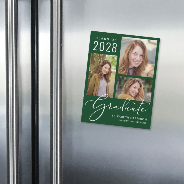 Eleganter Script Foto Green Abschluss Magneteinladung (An elegant photo collage magnetic graduation announcement to celebrate the graduate's achievements)