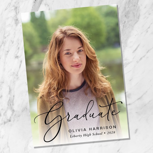Eleganter Script-Foto-Overlay-Abschluss Ankündigung (An elegant photo graduation announcement to celebrate the graduate's achievements)