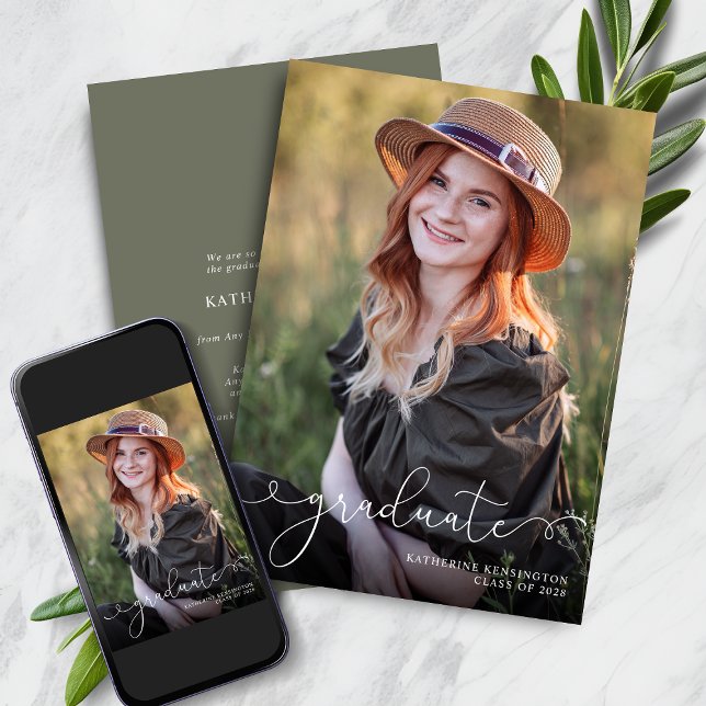 Eleganter Script Foto Sage Green Abschluss Ankündigung (Elegant Script Photo Sage Green Graduation Announcement with Instant Download)