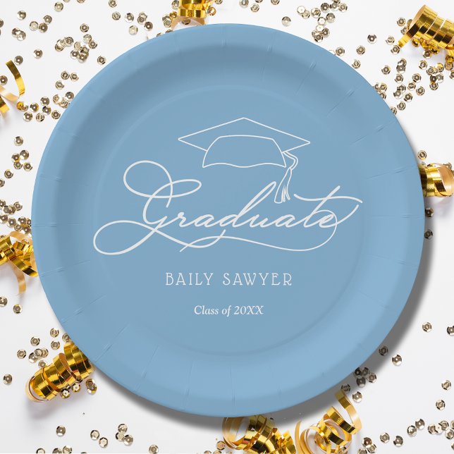 Eleganter Script Grad Cap Powder Blue Abschluss Pappteller (White script grad cap on powder blue personalized graduation paper plates, napkins in our store)