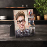 Eleganter Script Graduate 4 Fotograf Keepake Fotoplatte<br><div class="desc">Custom 4 Foto Elegante Script Graduate Keepake Plaque - Anzeige mit Liebe und Stolz in Ihrer Zuhause. FOTO TIPP: Crop/Size Ihre Fotos mit dem Thema in der Mitte BEVOR Hochladen für beste Ergebnisse. Eine elegante Geschenkidee für den Abschluss. Herzlichen Glückwunsch an den Absolventen!</div>