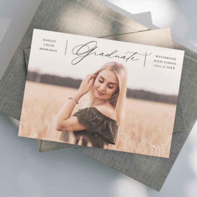 Eleganter Script Graduate Foto Abschluss Ankündigung (Elegant script graduate photo graduation announcement invitation.)