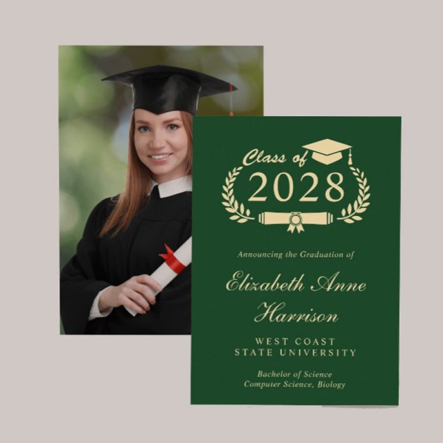 Eleganter Script Green Gold Foto Uni-Abschluss Ankündigung (An elegant college graduation announcement to celebrate the graduate's achievements)