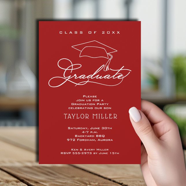 Eleganter Script-Kardinal Roter Abschluss Einladung (Elegant white script and grad hat cardinal red graduation party invitations)