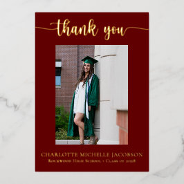 Eleganter Script Maroon Gold Foto Abschluss Folieneinladung