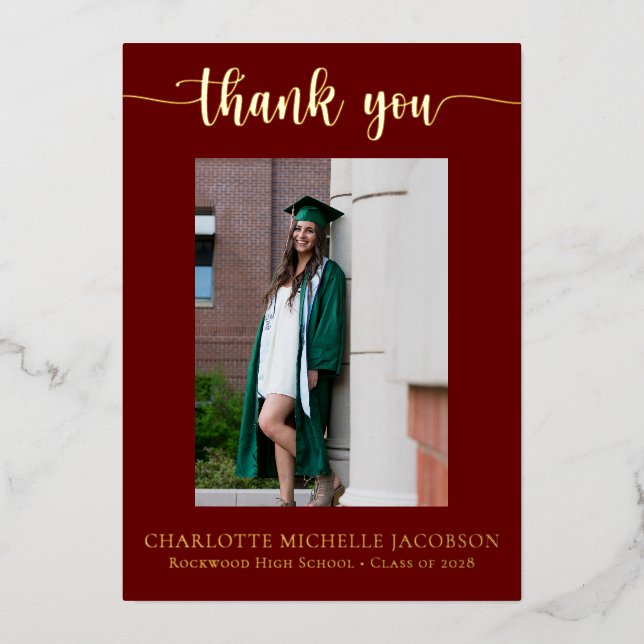 Eleganter Script Maroon Gold Foto Abschluss Folieneinladung (Vorderseite)