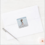 Eleganter Script Wedding Foto Personalisiert Stick Quadratischer Aufkleber<br><div class="desc">Personalisierter Aufkleber mit Ihrem individuellen Foto und eleganten Skript "Liebe" gepaart mit Ihren eigenen Monogrammen und Datum in einem serifenlosen Schriftart.</div>
