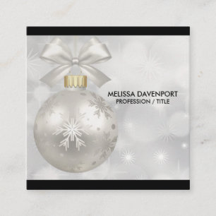 Eleganter silberner Weihnachtsball vor Bokeh-Licht Quadratische Visitenkarte