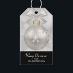 Eleganter Silver Christmas Ball auf Bokeh Lights Geschenkanhänger<br><div class="desc">Geschenke Tags mit einem magischen Urlaubsdesign. Mit einem silbernen Weihnachtsball mit Schneeflocken dekoriert und mit einem hübschen Silberbogen fertig. Der Hintergrund ist eine silberne Lichtillustrierung mit eleganten Sternen verstreut.</div>