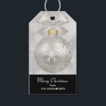 Eleganter Silver Christmas Ball auf Bokeh Lights Geschenkanhänger<br><div class="desc">Geschenke Tags mit einem magischen Urlaubsdesign. Mit einem silbernen Weihnachtsball mit Schneeflocken dekoriert und mit einem hübschen Silberbogen fertig. Der Hintergrund ist eine silberne Lichtillustrierung mit eleganten Sternen verstreut.</div>