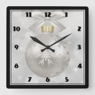 Eleganter Silver Christmas Ball auf Bokeh Lights Quadratische Wanduhr