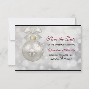 Eleganter Silver Christmas Ball auf Bokeh Lights Save The Date