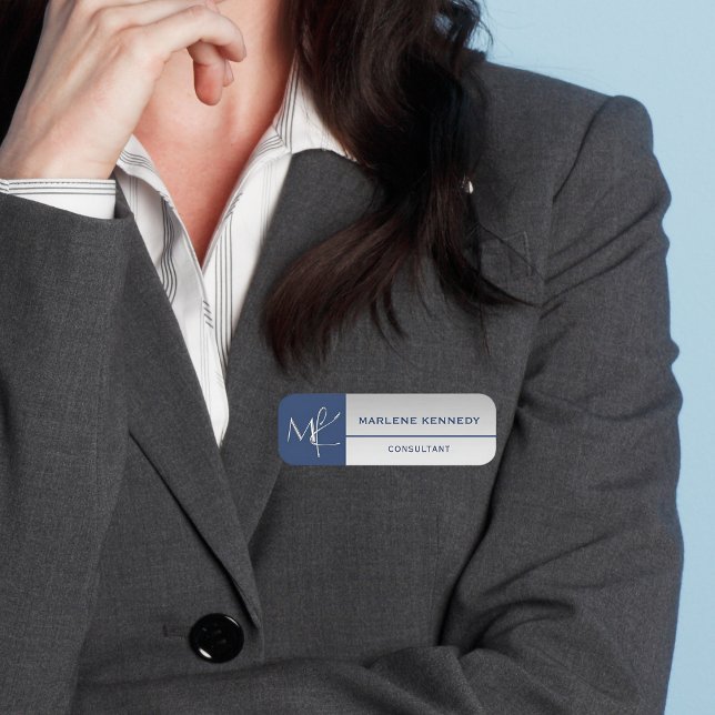 Eleganter Silver Monogram Navy Blue Logo Mitarbeit Namensschild (Von Creator hochgeladen)