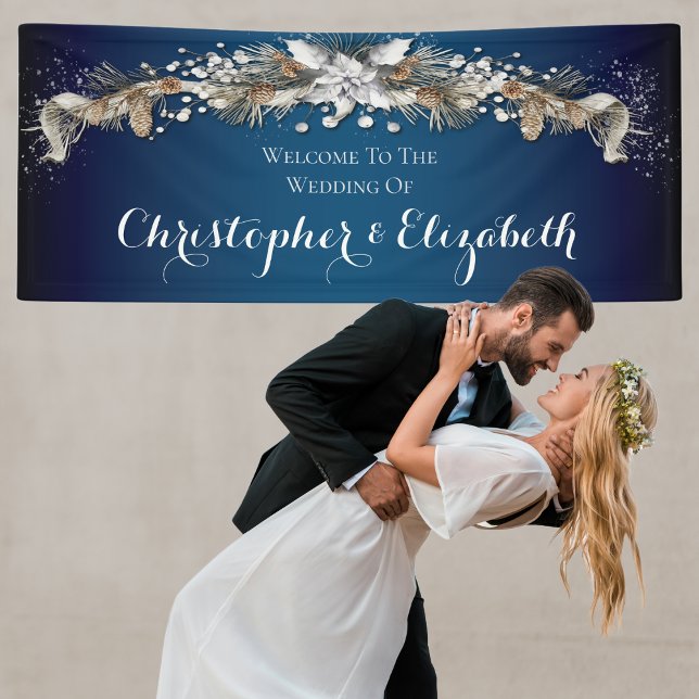 Eleganter Silver Winter Floral Wedding Willkommen Banner (Winter themed wedding welcome banner with names. Elegant gold and blue tones. Floral swag,)