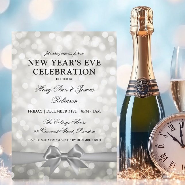 Eleganter Silvester Silver Bokeh Lights Bow Einladung (Elegant New Years Eve Silver Bokeh Lights Bow Invitation)
