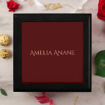 Eleganter Skriptname Dark Red Birthday Erinnerungskiste<br><div class="desc">Diese elegante,  dunkelrote und rot-rosa Typografie-Geschenkboxen besticht durch ihre raffinierte Farbkombination und das moderne Design. Ideal,  um besondere Geschenke zu präsentieren,  fügt es jedem Anlass eine stilvolle und personalisierte Touch hinzu.</div>